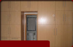 Ny�l�ajt�s gardr�b, b�kk lamin�lt