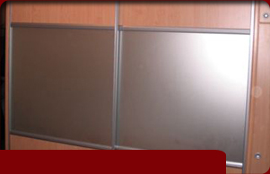 Tol�ajt� val�di oszt�ssal, cseresznye-�veg